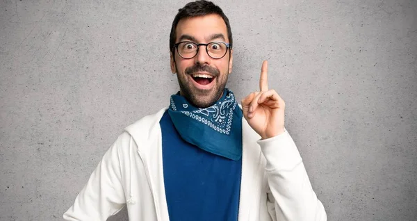 Stilig Man Med Glasögon Tänkande Idé Som Pekar Finger Uppåt — Stockfoto