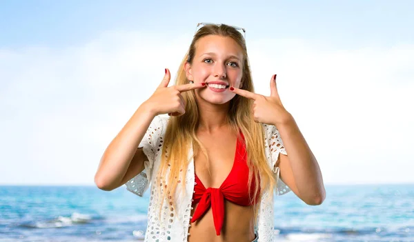 Chica Rubia Vacaciones Verano Sonriendo Con Una Expresión Agradable Mientras — Foto de Stock