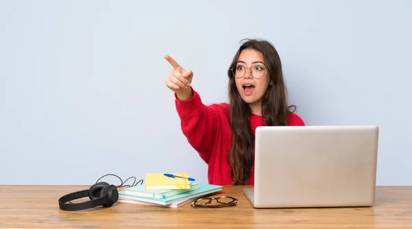 Tiener Student Meisje Studeren Een Tabel Wijzend — Stockfoto