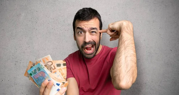 Hombre Tomando Montón Dinero Haciendo Gesto Locura Poniendo Dedo Cabeza — Foto de Stock