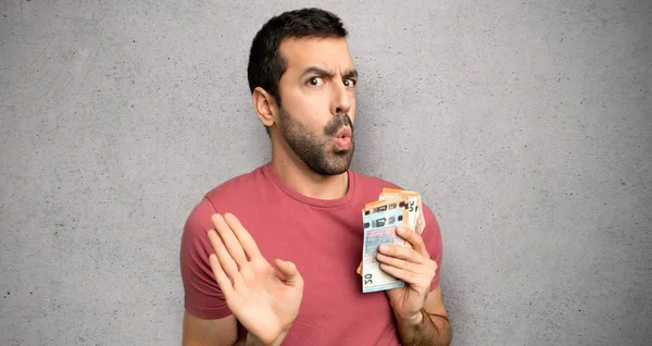 Mies Ottaa Paljon Rahaa Tehdä Stop Ele Molemmin Käsin Yli — kuvapankkivalokuva