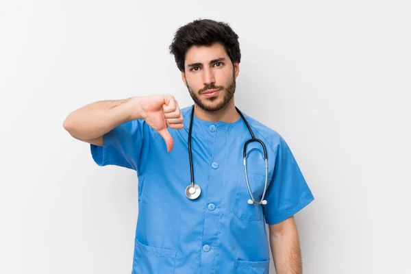 Medico Chirurgo Uomo Oltre Isolato Muro Bianco Mostrando Pollice Verso — Foto Stock