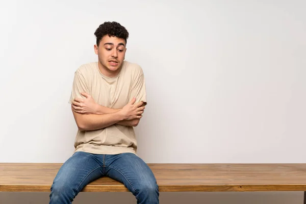 Jovem Sentado Mesa Congelamento — Fotografia de Stock