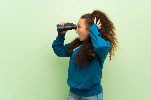 Dospívající Dívka Přes Zelené Zdi Dálce Při Pohledu Dalekohledem — Stock fotografie