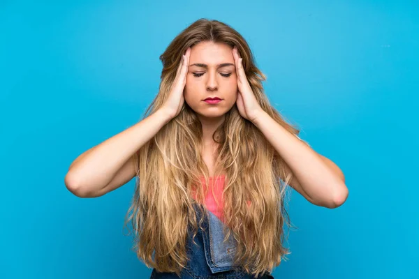 Junge Blonde Frau Mit Overalls Über Isolierter Blauer Wand Mit — Stockfoto