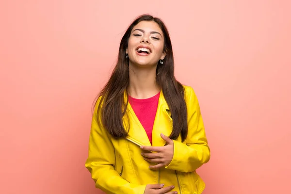 Ragazza Adolescente Sopra Muro Rosa Sorridente Molto — Foto Stock