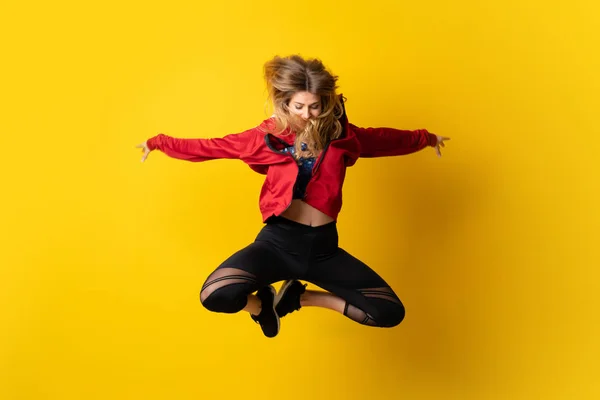 Bailarina Urbana Dançando Sobre Fundo Amarelo Isolado Pulando — Fotografia de Stock