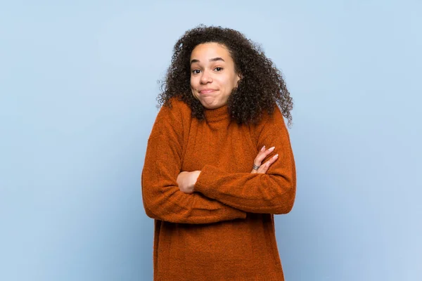 Mujer Dominicana Con Pelo Rizado Haciendo Gesto Dudas Mientras Levanta —  Fotos de Stock