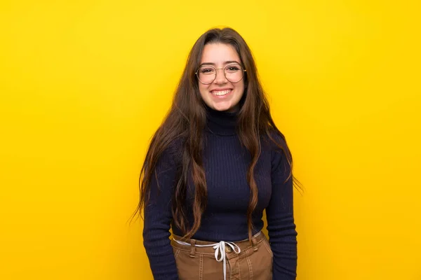 Tiener Meisje Geïsoleerde Gele Muur Glimlachend — Stockfoto