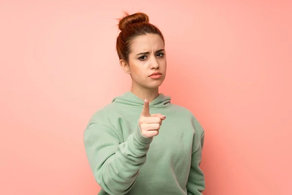 Jeune Femme Rousse Avec Sweat Shirt Frustré Pointant Vers Avant — Photo