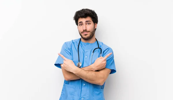 Chirurg Lekarz Człowiek Białym Ścianie Białe Wskazując Przykanalików Mając Wątpliwości — Zdjęcie stockowe