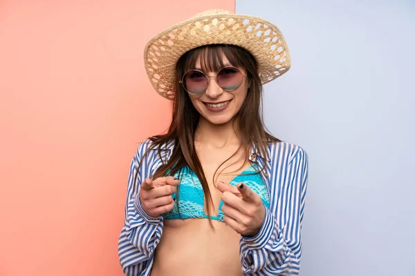 Junge Frau Bikini Zeigt Mit Dem Finger Auf Dich — Stockfoto