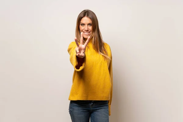 Žena Žlutým Svetrem Přes Izolovanou Zeď Šťastná Počítání Tři Prsty — Stock fotografie