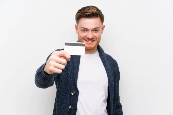 Κοκκινομάλλης άτομο που κρατά μια πιστωτική κάρτα — Φωτογραφία Αρχείου