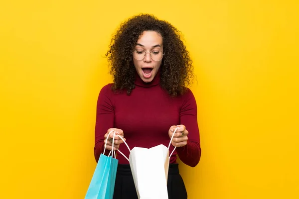 Dominikanska Kvinnan Med Polotröja Förvånad Medan Håller Hel Del Shoppingväskor — Stockfoto