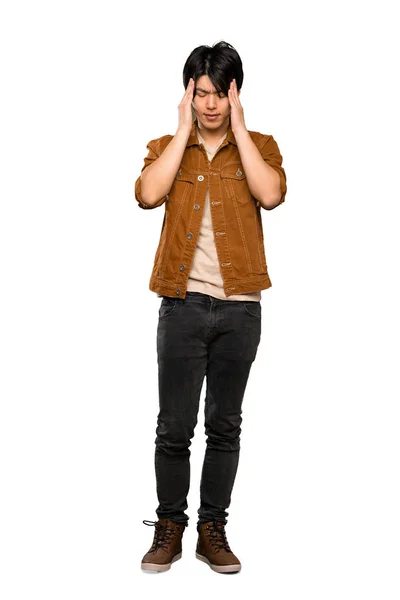 孤立した白い背景の上に頭痛を持つ茶色のジャケットを持つアジア人男性のフルレングスショット — ストック写真