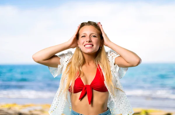 Blonde Girl Summer Vacation Takes Hands Head Because Has Migraine — Stock Photo, Image