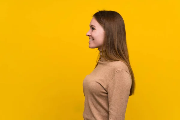 Jovem Mulher Sobre Fundo Colorido Olhando Para Lado — Fotografia de Stock