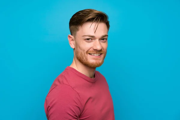 Redhead Man Isolerad Blå Vägg Skrattar — Stockfoto