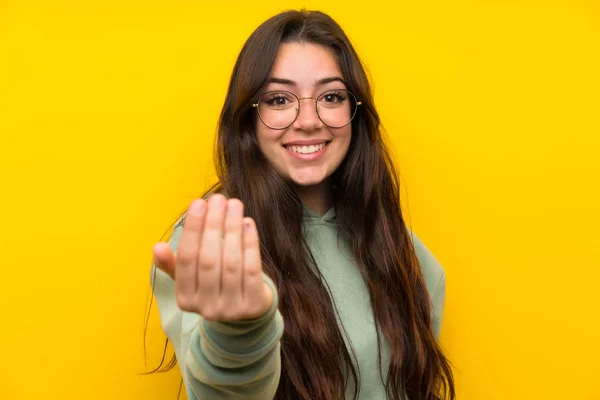 Tiener Meisje Met Sweatshirt Uitnodigend Komen — Stockfoto