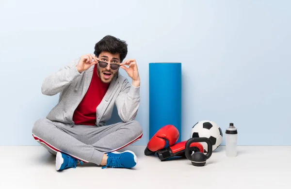 Sport Man Sitter Golvet Med Glasögon Och Förvånad — Stockfoto