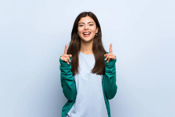 Ragazza Adolescente Sopra Muro Blu Che Indica Una Grande Idea — Foto Stock