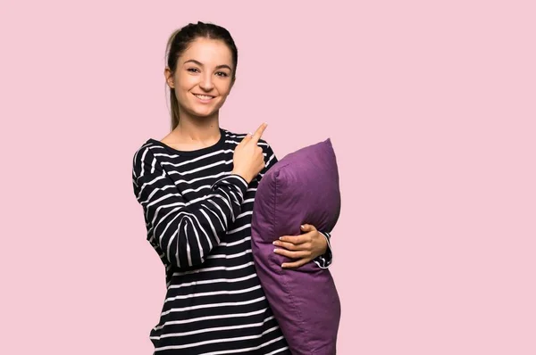 Pretty Kvinna Pyjamas Som Pekar Sidan För Att Presentera Produkt — Stockfoto