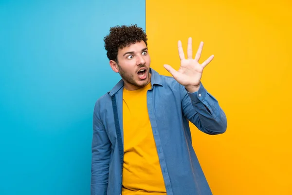 Homem Com Cabelo Encaracolado Sobre Parede Colorida Contando Cinco Com — Fotografia de Stock