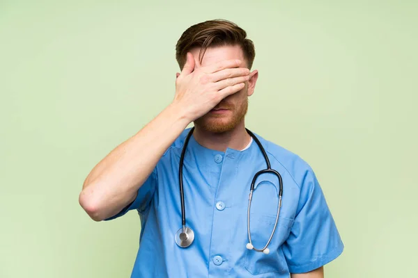 Cirujano Médico Hombre Cubriendo Ojos Por Las Manos —  Fotos de Stock