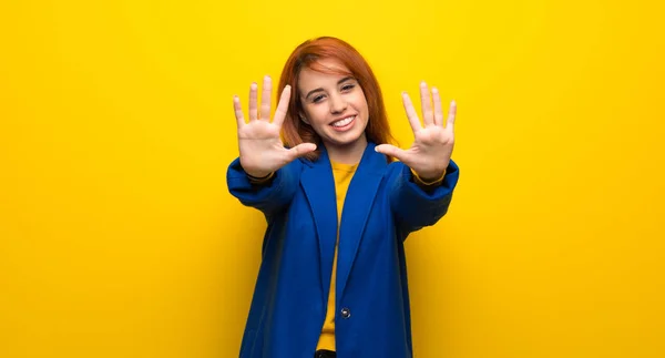 Молода Руда Жінка Тренчем Підраховує Десять Пальцями — стокове фото