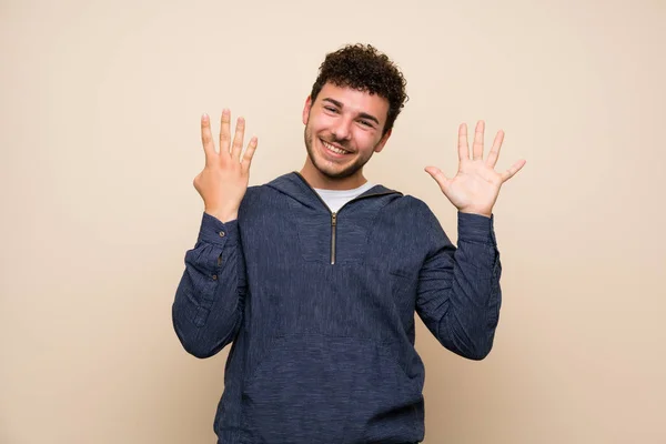 Muž Kudrnatými Vlasy Nad Izolovanou Zdí Počítání Devět Prsty — Stock fotografie