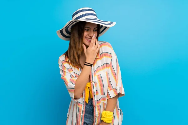 Yaz Tatillerinde Bikinili Genç Kadın Çok Gülümsüyor — Stok fotoğraf