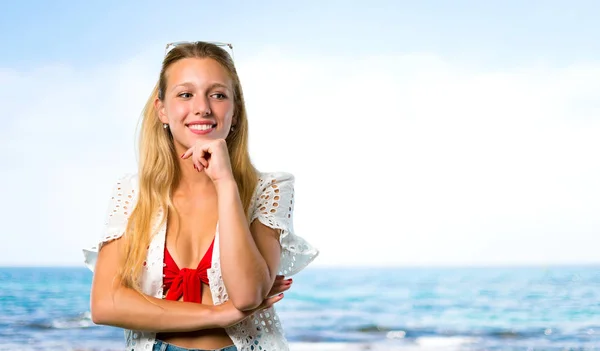 Chica Rubia Vacaciones Verano Mirando Lado Con Mano Barbilla Playa — Foto de Stock