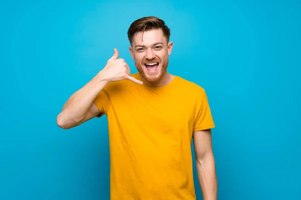 Hombre Pelirrojo Sobre Pared Azul Haciendo Gesto Del Teléfono Llámame —  Fotos de Stock