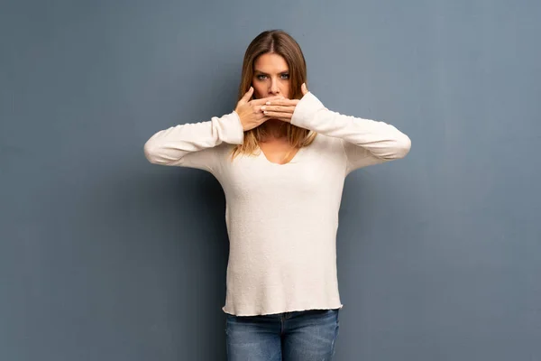 Mujer Rubia Sobre Fondo Gris Cubriendo Boca Con Las Manos — Foto de Stock