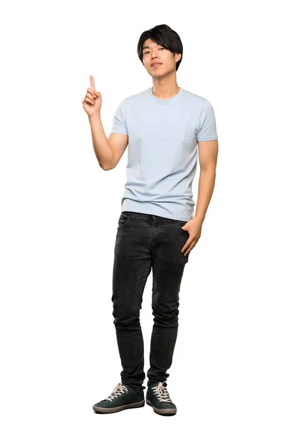 青いシャツを着たアジア人男性のフルレングスショットは 孤立した白い背景の上に最高のサインで指を持ち上げる — ストック写真