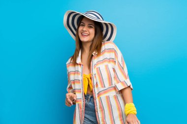 Yaz tatilinde bikinili genç kadın gülümsüyor