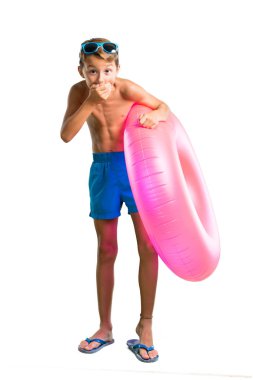 Yaz tatilinde Çocuk tam uzunlukta bir çekim birini parmak ile işaret ve izole beyaz arka plan üzerinde çok gülüyor