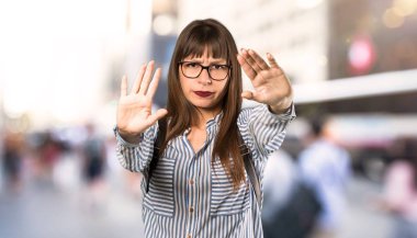 Gözlük durdurmak jest yapma ve açık havada hayal kırıklığı ile kadın