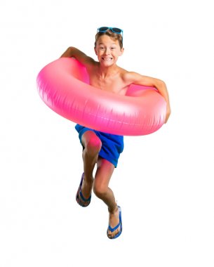 Yaz tatilinde mutlu çocuk tam uzunlukta bir çekim izole beyaz arka plan üzerinde atlama