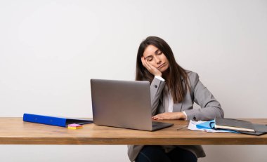 Bir ofiste iş kadını dorable ifade uyku jest yapma