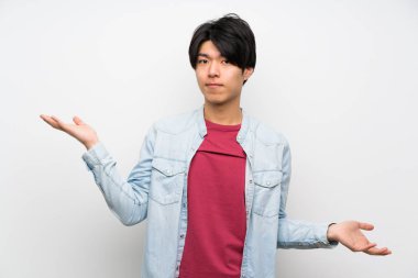 Izole beyaz arka plan asyalı adam bir şey anlamak için mutsuz