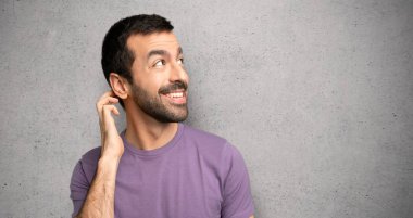 Dokulu duvarın üzerinden baş çizerken bir fikir düşünen yakışıklı adam