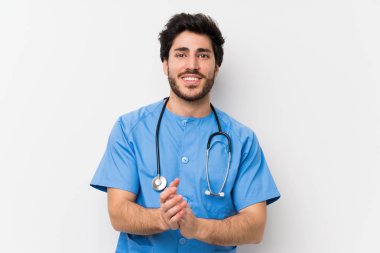 Izole beyaz duvar üzerinde Cerrah doktor adam alkışlayan