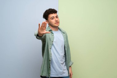 Mavi ve yeşil geçmişi olan genç bir adam yanlış düşünen bir durumu inkar etmekten vazgeçiyor.