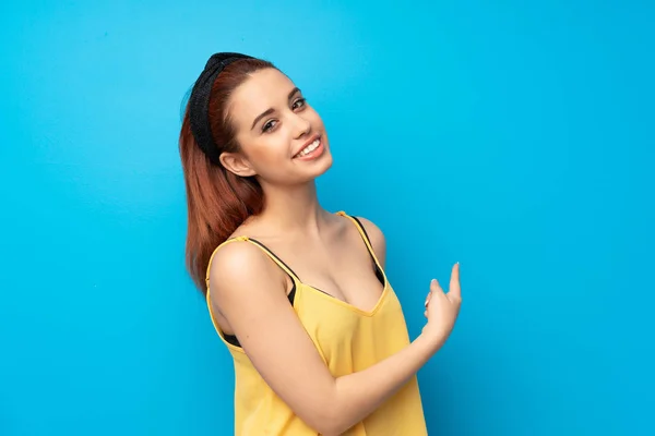 Young Redhead Woman Blue Background Pointing Back — Stock Photo, Image