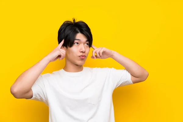 Asiatischer Mann Über Isolierter Gelber Wand Mit Zweifeln Und Denken — Stockfoto