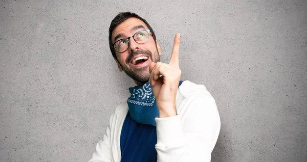 Gözlüklü Yakışıklı Adam Harika Bir Fikre Işaret Ediyor Dokulu Duvara — Stok fotoğraf