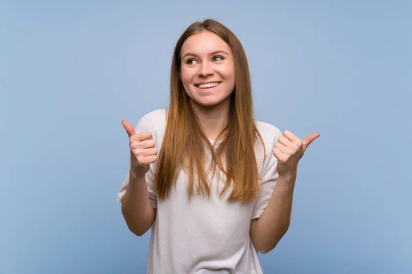 Jonge Vrouw Blauwe Muur Geven Een Thumbs Gebaar Met Beide — Stockfoto