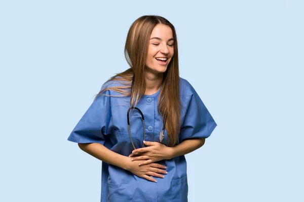 Jovem Enfermeira Sorrindo Muito Colocar Mãos Peito Sobre Fundo Azul — Fotografia de Stock